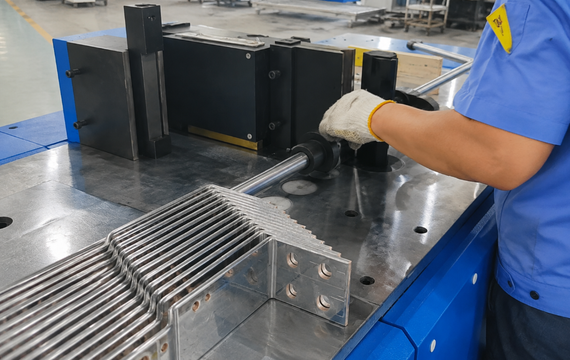 CNC Servo vs Manual-Positioning Busbar Bending